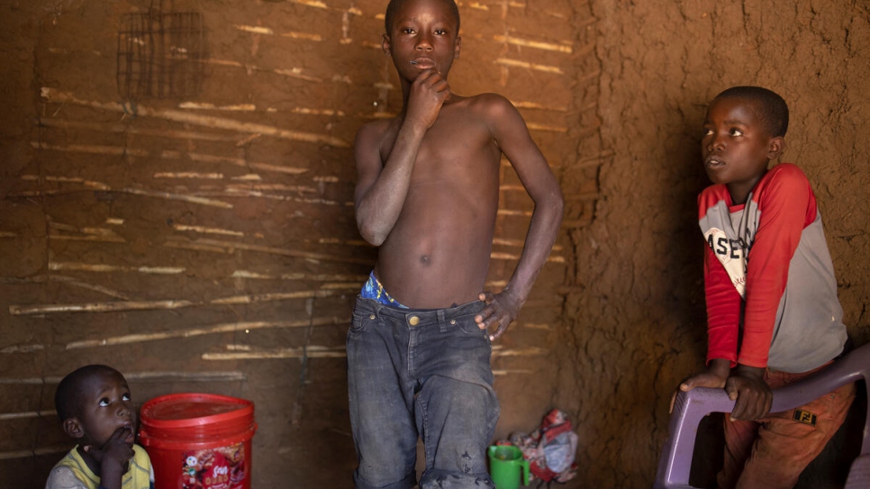 Bukuru, de 14 años, hijo de Dorotea, en un alojamiento temporal en Maratane, con dos de sus hermanos. Su anterior hogar fue destruido por el ciclón Gombe.
