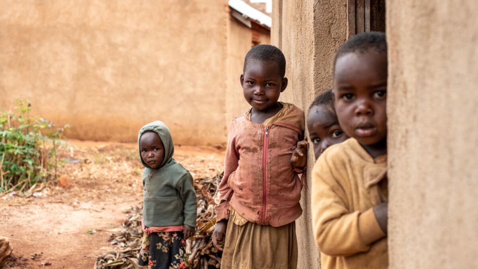 Cuatro de los nietos de Ntakirutimana afuera de su casa en Makamba. Cuida de 14 nietos, cuyos padres están buscando asilo en los países vecinos.