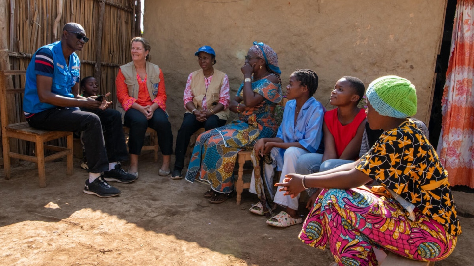 La Alta Comisionada Adjunta de ACNUR, Kelly T. Clements (la segunda desde la izquierda) se reúne con familias congoleñas durante su visita al campamento de refugiados de Nyakanda en Ruyigi, Burundi.