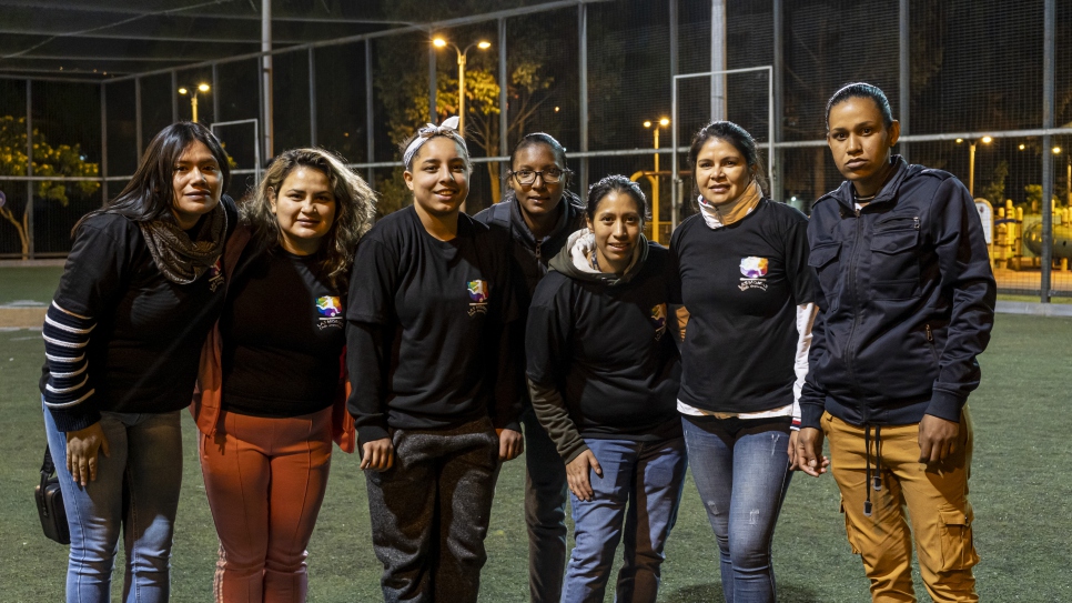Yenmany (tercera a la izquierda), venezolana que huyó de su país en 2021, forma parte de Las Mismas, un club de fútbol en Ecuador que recibe apoyo de ACNUR. 