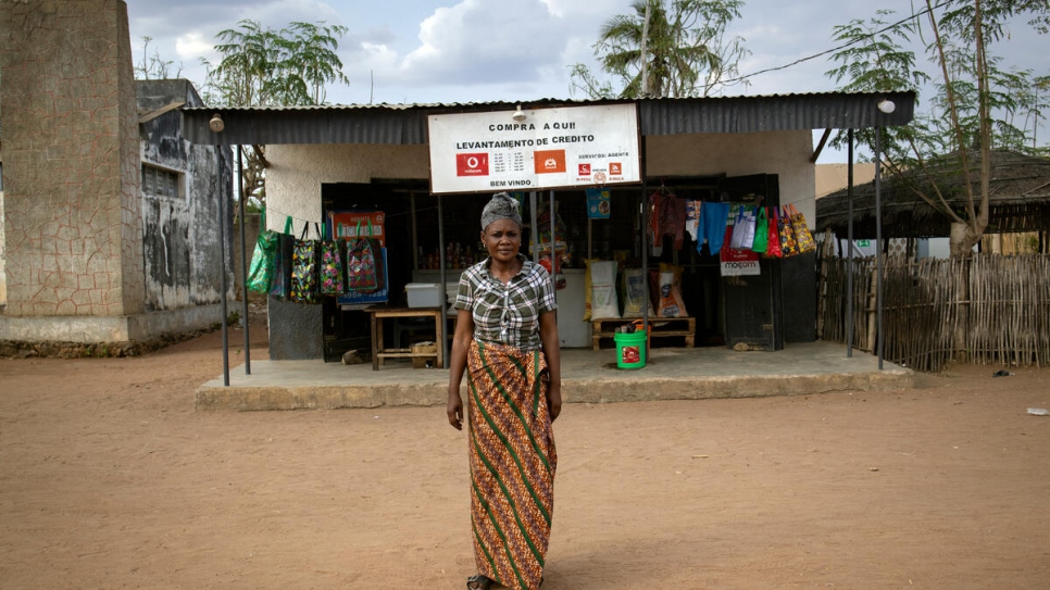 Charlotte Fatuma frente a su tienda en el asentamiento de refugiados de Marratane.