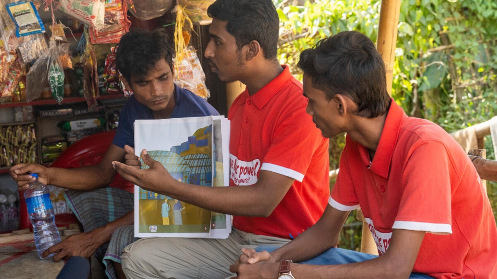 Mohammed Jaber (al centro) trabaja con hombres rohingyas para ayudarles a comprender las consecuencias de la violencia de género.