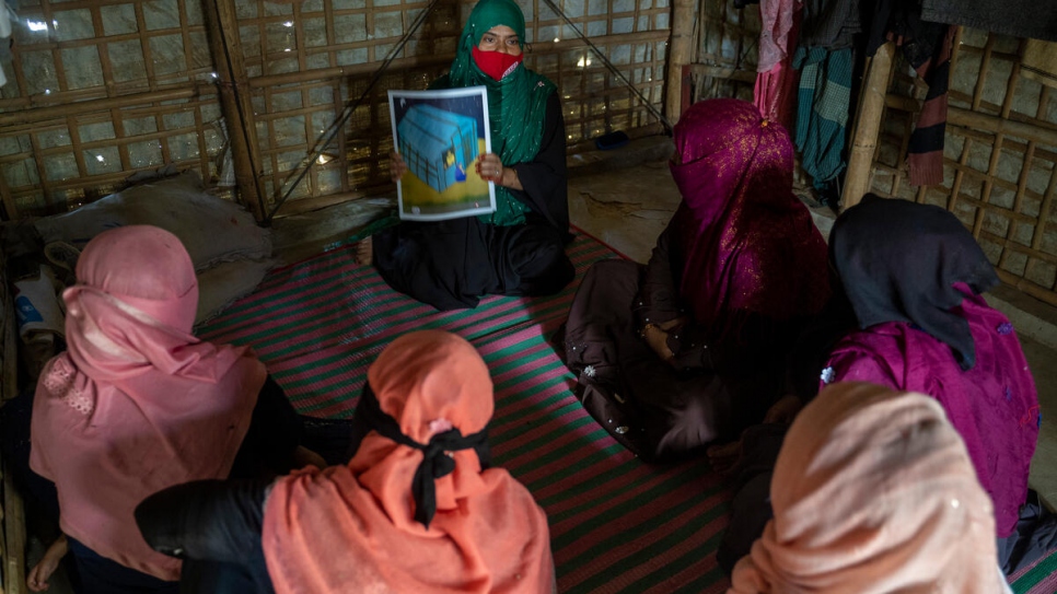 Beauty dirige una sesión de sensibilización con otras mujeres rohingyas.