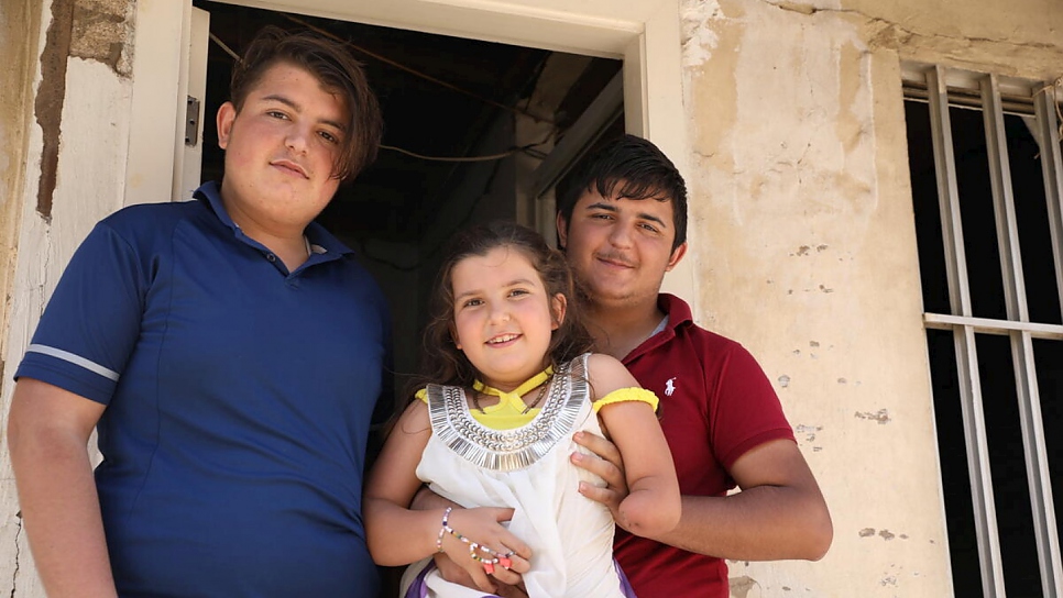 Sarah y sus hermanos mayores, Doreyd (izquierda) y Rabih (derecha)