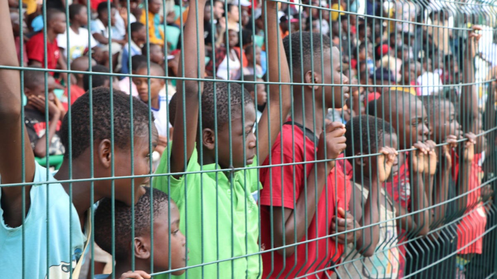 Estos niños observan al Club de Fútbol Plural de Lôvua compitiendo en su primer campeonato provincial en Dundo.