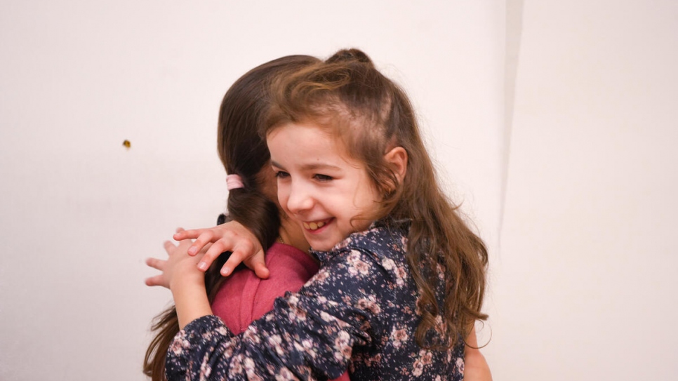 María abraza a su madre Liudmyla, quien afirma que las sesiones con Noir han tenido un impacto positivo en su hija.