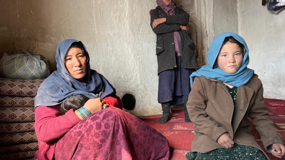 Nekhbakhd, madre de seis hijos, con sus tres hijas, en su casa del pueblo de Surkhqhul, en Bamiyán.