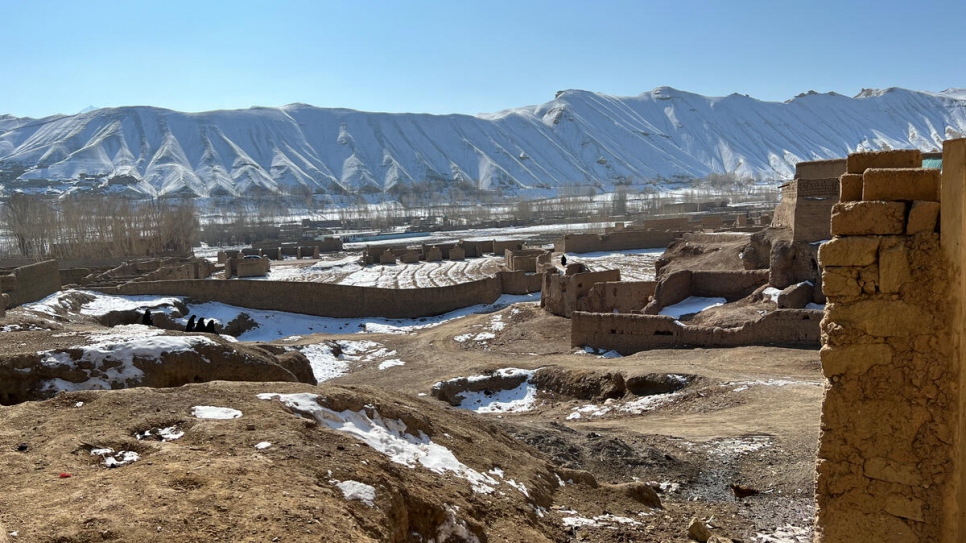 Fatima (nombre cambiado por motivos de protección), de 29 años, vive en Bamiyán con tres de sus hijos en una cueva en los acantilados que solía albergar los antiguos estados gigantes de Buda del siglo VI, tallados en la roca y destruidos por los talibanes en 2001.