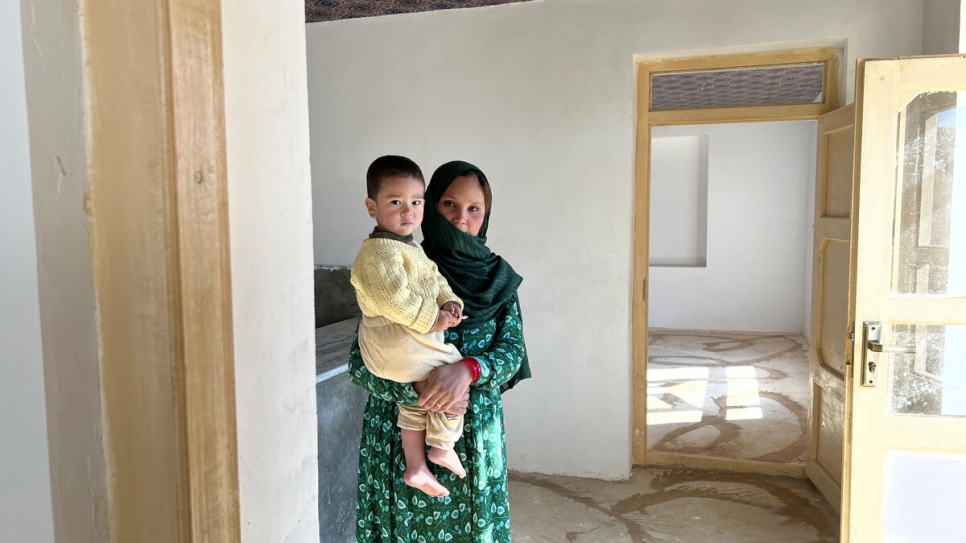 Feroza, de 18 años, con su hijo Qadir, de 2 años, y su suegra. Feroza y su familia fueron desplazados durante el conflicto. Volvieron a Bamiyán y se alojaron con los padres de su esposo en una pequeña habitación. Recibieron ayuda en efectivo (1.472 dólares USD) para el alojamiento temporal. 