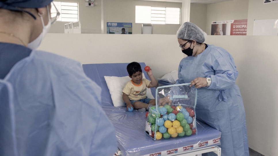 Jeremy Burgos Ramos, un niño peruano de 7 años, recibe una sesión de fisioterapia en el centro de rehabilitación.