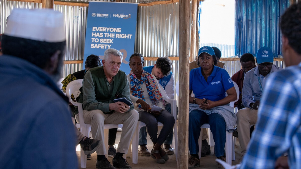 Filippo Grandi, Alto Comisionado de la ONU para los Refugiados, se reúne con algunas de las personas refugiadas eritreas reubicadas recientemente en el asentamiento de Alemwach.