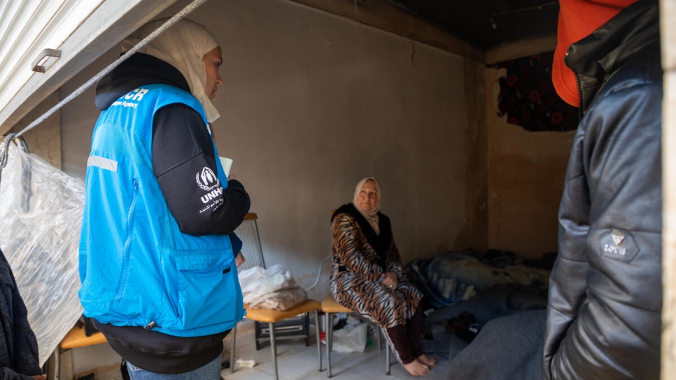 Una trabajadora de ACNUR habla con una mujer, refugiada en las tiendas vacías del zoco de Al-Harir, en la Ciudad Vieja de Alepo, Siria.