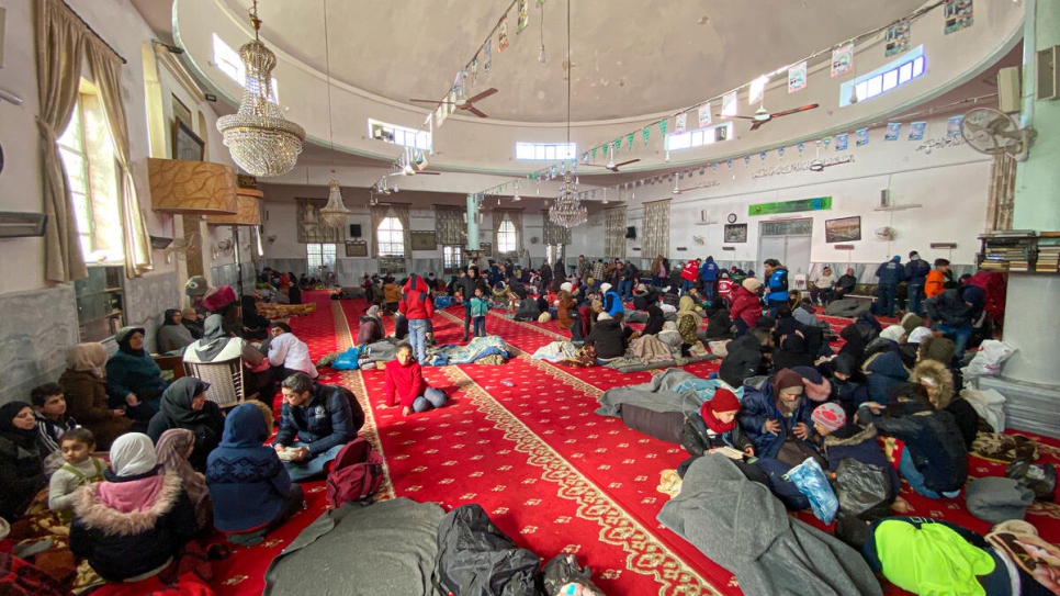 Varias familias se refugian dentro de una mezquita, en el barrio de Suleiman Al-Halabi de Alepo, Siria.