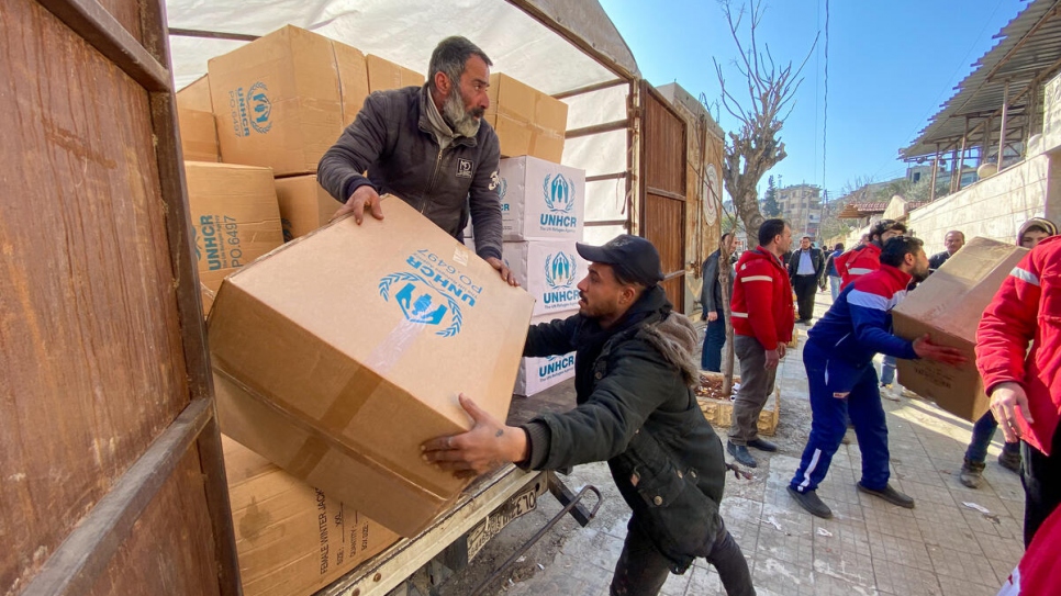 Ayuda humanitaria, como mantas térmicas y kits de cocina, es descargada para su distribución en la mezquita del barrio de Suleiman Al-Halabi de Alepo.