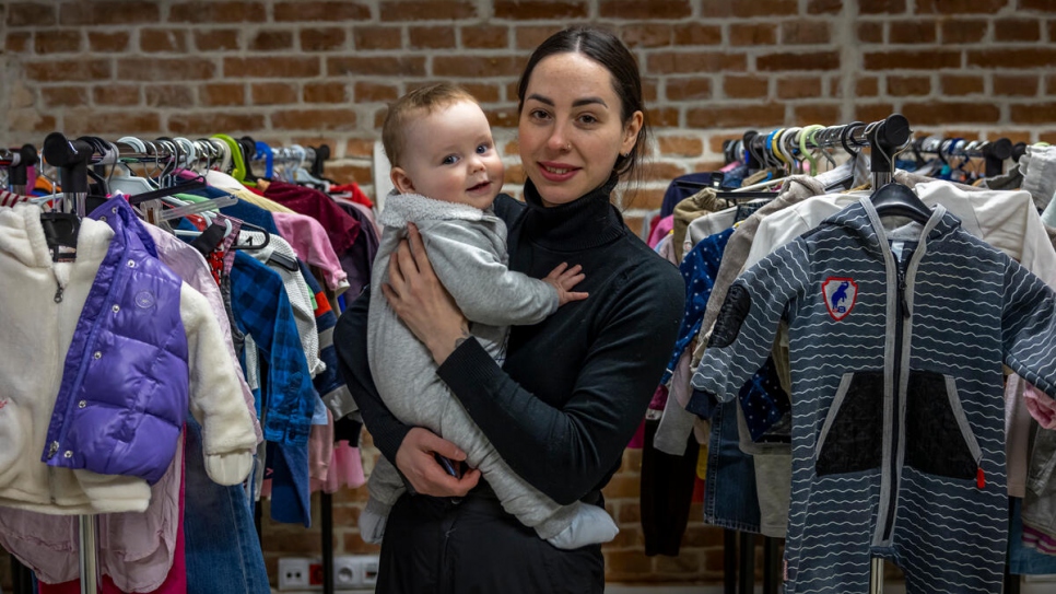 Olha (27) de Dnipro, Ucrania, visita el centro de apoyo Łagiewnicka Point para buscar ropa para su hijo Mykhailo.