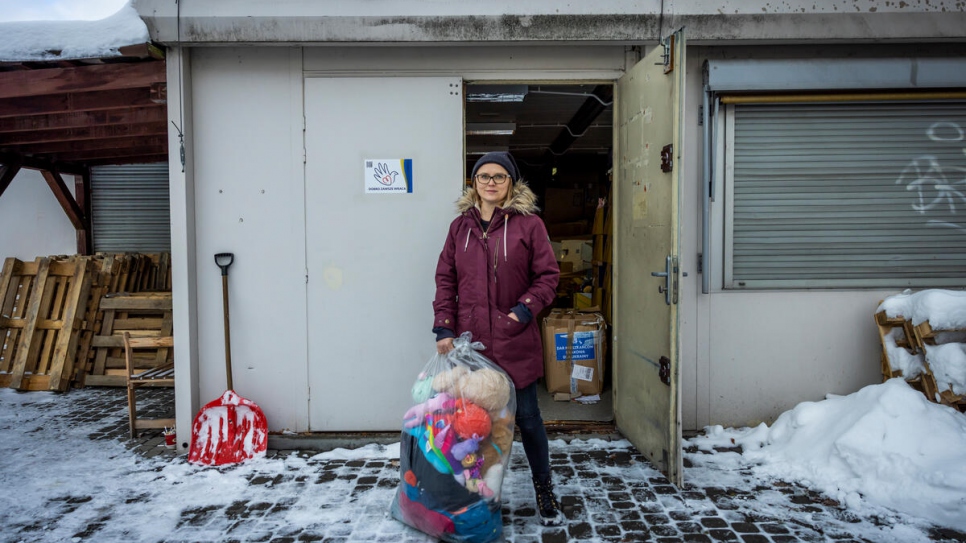 Anna (40), de Wieliczka, Polonia, entrega donativos de ropa de invierno y juguetes en el centro de apoyo de Łagiewnicka Point.