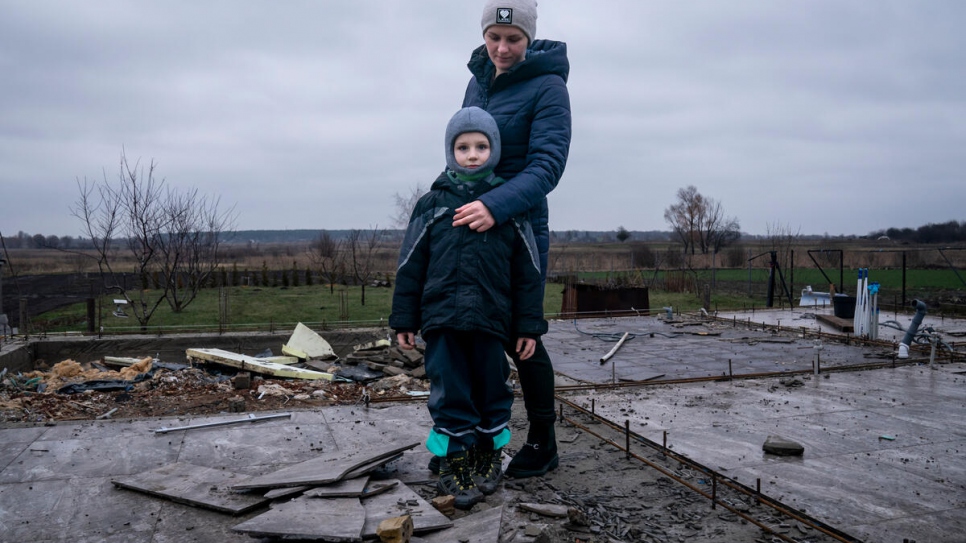 Svitlana e Ivan sobre los cimientos de lo que solía ser su casa en el pueblo de Ozershchyna antes de que fuera destruida.