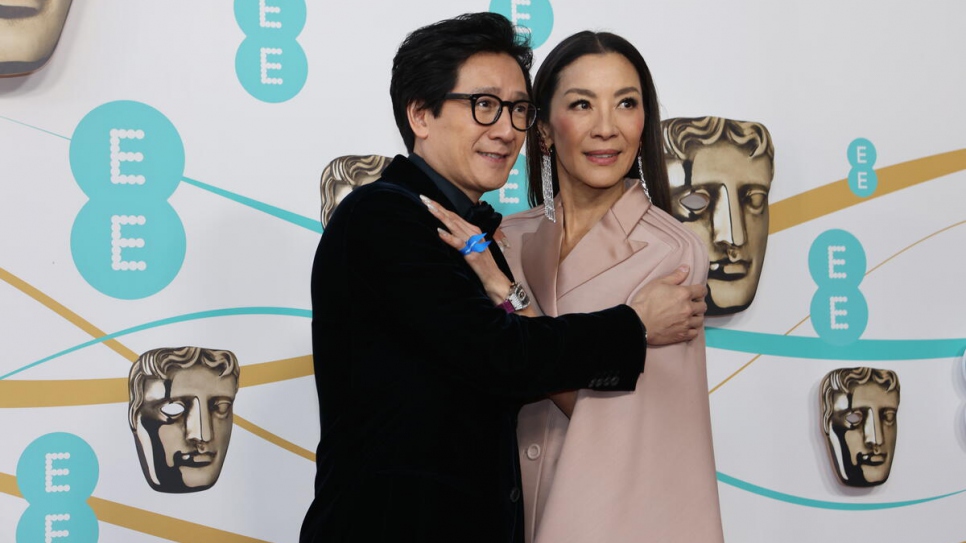 Los actores Ke Huy Quan y Michelle Yeoh con un lazo azul en solidaridad con las personas refugiadas en los Premios BAFTA 2023.
