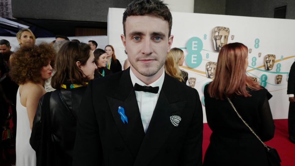 El actor Paul Mescal porta un lazo azul en solidaridad con las personas refugiadas en los Premios BAFTA 2023.