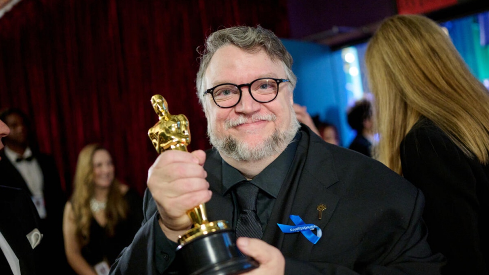 Guillermo del Toro posa entre bastidores con el Óscar® a la Película Animada durante la retransmisión en directo por ABC de la edición 95 de los Óscar® en el Dolby® Theatre en el Ovation Hollywood, el domingo 12 de marzo de 2023.