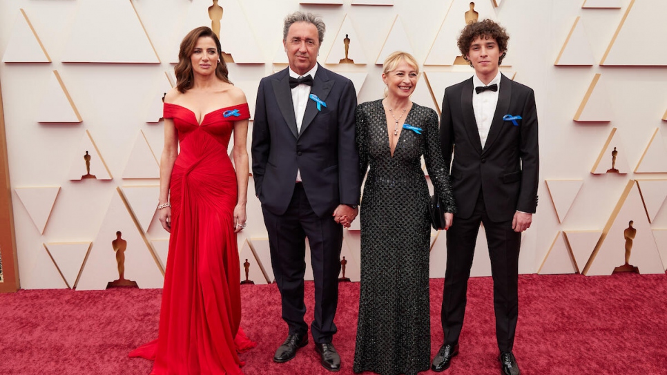 El nominado a la edición 94 de los Oscars® Paolo Sorrentino llega con sus invitados a la alfombra roja de la edición 94 de los Oscars® en el Dolby Theatre en el Ovation Hollywood de Los Ángeles, California, el domingo 27 de marzo de 2022.
