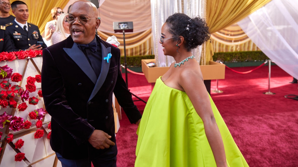 Samuel L. Jackson y H.E.R. llegan a la alfombra roja de la edición 94 de los Oscar® en el Dolby Theatre en el Ovation Hollywood de Los Ángeles, California, el domingo 27 de marzo de 2022.