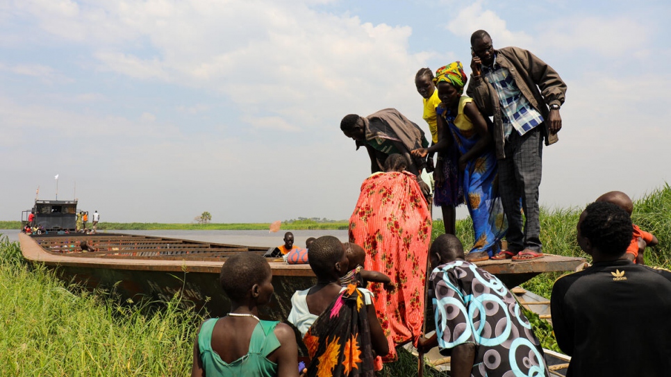 Una embarcación transporta a personas que huyen de los combates en el estado del Alto Nilo, en Sudán del Sur, hasta el centro de protección de civiles de Malakal. Debido a las graves inundaciones, para muchos la única forma de huir es a través del río Nilo.