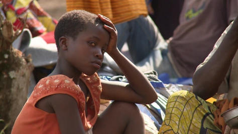 Mairama con su hijo a la espalda en un campamento para familias desplazadas en Ouahigouya, en el norte de Burkina Faso.