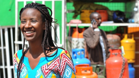 La burundesa Annick Iriwacu, en su distribuidora de gas de cocina en Kigali, la capital de Ruanda.