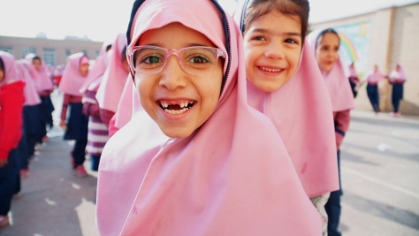 Una mañana en la escuela primaria Vahdat, en Isfahan, Irán, donde niñas refugiadas e iraníes se preparan para empezar clases llenas de entusiasmo y energía.