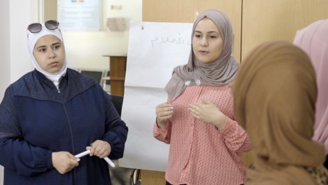 Las refugiadas sirias Nabila Berm (izq.) y Sura Al Azami comparten ideas para hacer frente a la violencia de género en grupo comunitario de jóvenes que han fundado en Ammán, Jordania.