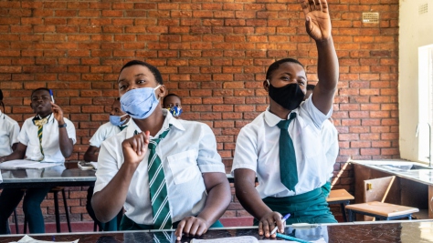 Estudiantes en una clase de ciencias en la escuela secundaria St. Michaels en el campamento de refugiados de Tongogara, en Chipinge, Zimbabue, el 26 de abril de 2021.