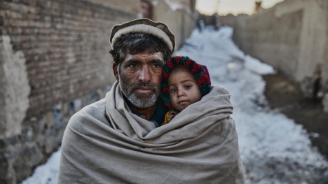Rehman Gul* y su hija de dos años cerca de su casa en las afueras de Kabul. La familia huyó de Jalalabad hace 10 años a causa de los combates (*Nombre cambiado por motivos de protección).  