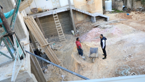 El refugiado sirio Nizar (a la derecha), de 25 años, busca trabajo en las obras de construcción cerca de su casa en Amán, Jordania.
