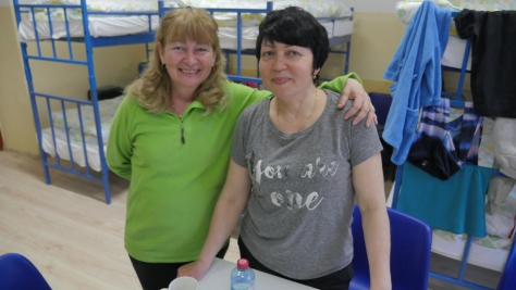Antonina Kunchenko (a la izquierda), de 62 años, y Natasha Titova, de 59, en un albergue para personas refugiadas ucranianas en la Universidad de Prešov, Eslovaquia.