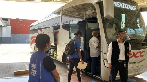 El equipo de ACNUR en Tapachula acompaña la salida de un grupo de personas refugiadas para su traslado a las ciudades del Programa de Integración Local (PIL).