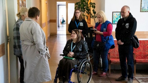 Tetiana Barantsova y personal de ACNUR visitan el Centro Oblast para la Rehabilitación Compleja de Personas con Discapacidad en el pueblo de Velykyi Bereznyi, en la región ucraniana de Zakarpattia.