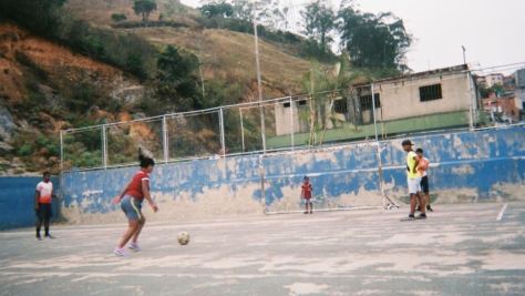 Tibisay Vegas juega al fútbol con niñas y niños de su comunidad en la Gran Caracas, Venezuela.