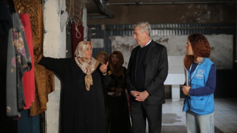 Umm Jumaa, una madre refugiada siria, muestra al Alto Comisionado de la ONU para los Refugiados, Filippo Grandi, la habitación individual donde vive su familia de nueve integrantes en un alojamiento colectivo en Beirut, Líbano.