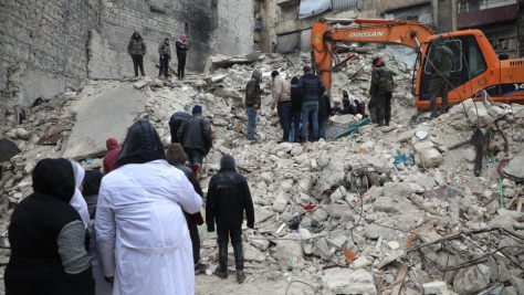 Un grupo de personas busca supervivientes bajo los escombros de un edificio en el barrio de Al-Kallasah, en Alepo, tras los terremotos que sacudieron Siria y Türkiye el 6 de febrero.