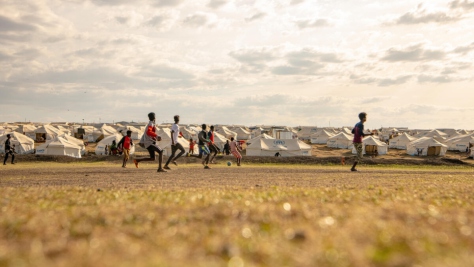 Un grupo de niños juega fútbol en el asentamiento de refugiados de Alemwach, en la región etíope de Amhara, al noroeste del país.