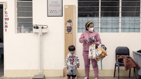 Una madre venezolana y su hijo esperan su turno para ser atendidos en un centro de salud en Trujillo, Perú.