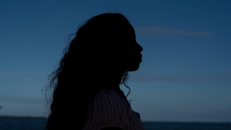Una solicitante de asilo de Nicaragua mira hacia el mar desde el puerto de Ciudad de Belice.