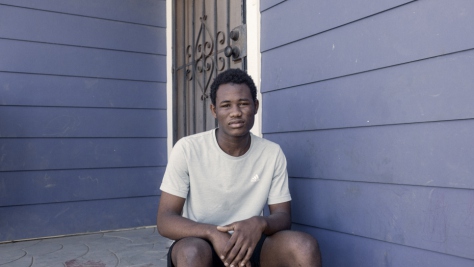 Este joven solicitante de asilo en Estados Unidos vive en un albergue al sur de California desde que llegó al país.