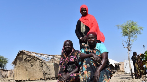 Las refugiadas sursudanesas Suzanna, Nyalan y Triza perdieron sus alojamientos a causa de las inundaciones que azotaron su campamento en el estado sudanés del Nilo Blanco en noviembre de 2022.