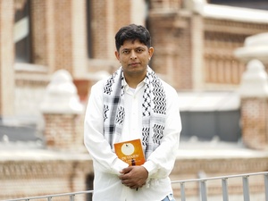 Yousef Al Dubai posa en Madrid, con el libro "De Yemen a España. Un periplo de arena y sal"