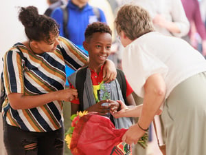 Yohannes, refugiado etíope evacuado desde Sudán, se reencuentra con su madre y es recibido por su abuelastra en el aeropuerto de Bruselas, Bélgica.