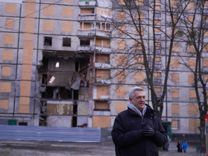 Ucrania. El Alto Comisionado de las Naciones Unidas para los Refugiados, Filippo Grandi, visita el escenero de un ataque en una zona residencial en Járkov.