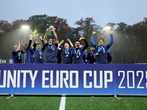 Los miembros del equipo de Finlandia celebran su victoria en la Unity Euro Cup.
