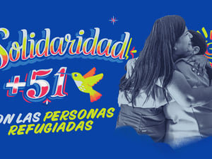 Logo de la campaña Solidaridad +51, donde lee el lema Solidarida con las personas personas refugiadoas, junto con el signo + y el número 51 con los colores del Perú y la imagen de un colibrí, seguido de la imagen de dos mujeres abrazándose.
